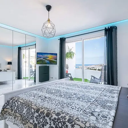 Island Village Ocean View 阿德耶